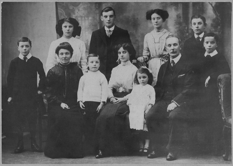 DUNBAR, John & Isabella and family : c1912